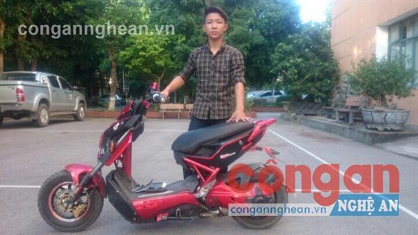 Đối tượng Bùi Anh Đức cùng chiếc xe đạp điện                     là tang vật vụ án