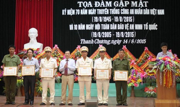 Đồng chí Nguyễn Hữu Vinh, Bí thư Huyện ủy, Chủ tịch UBND huyện trao giấy khen của Chủ tịch UBND huyện cho các tập thể, cá nhân