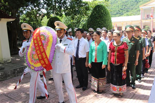 Đại diện các ban, nghành,  đoàn thể dâng hương tại Đài tưởng niệm Liệt Sỹ