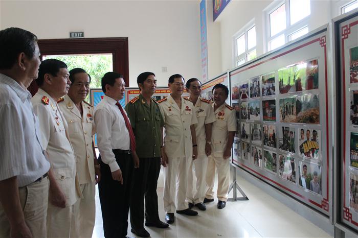 Các đại biểu Bộ Công an, Tỉnh ủy, UBND tỉnh cùng lãnh đạo Công an tỉnh                                    xem những hình ảnh về quá trình công tác, chiến đấu của Công an Nghệ An trong thời gian qua