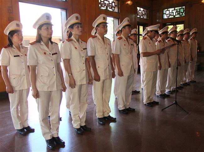 Đại tá Lê Khắc Thuyết, Trưởng phòng Tham mưu thay mặt CBCS dâng hoa báo công lên Bác