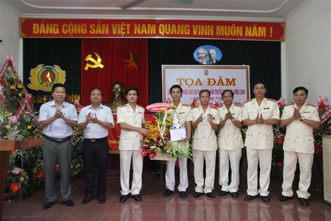 Thăm, tặng quà Công an huyện Yên Thành