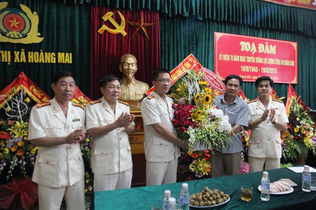 Thăm, tặng quà Công an thị xã Hoàng Mai