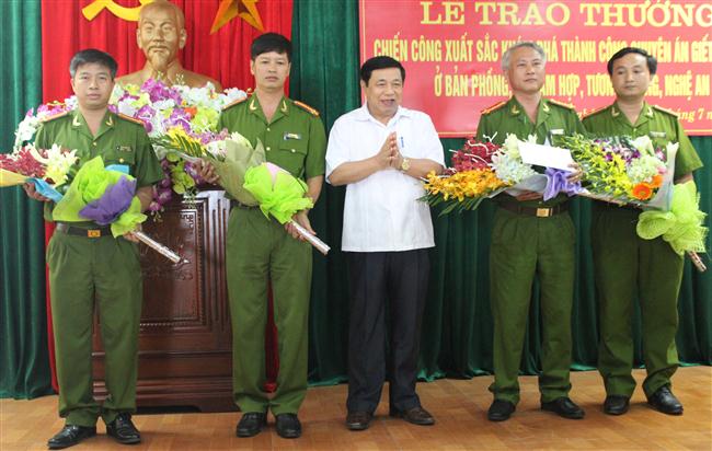 Khám phá thành công Chuyên án 175G là thành tích đặc biệt xuất sắc của Công an Nghệ An trong dịp                          kỷ niệm 70 năm Ngày truyền thống CAND Việt Nam (Trong ảnh: Đồng chí Nguyễn Xuân Đường,                                   Phó Bí thư Tỉnh ủy, Chủ tịch UBND tỉnh Nghệ An trao thưởng cho Ban chuyên án)