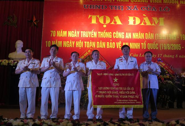 Thị ủy – HĐND – UBND và UBMTTQ Thị xã Cửa Lò đã tặng bức trướng chúc mừng Công an TX Cửa Lò với dòng chữ: Lực lượng công an TX Cửa Lò – Trung với Đảng, hiếu với dân, Vì nước quên thân, vì dân phục vụ”