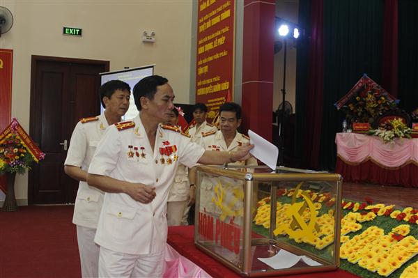 Các đại biểu bỏ phiếu bầu tại Đại hội