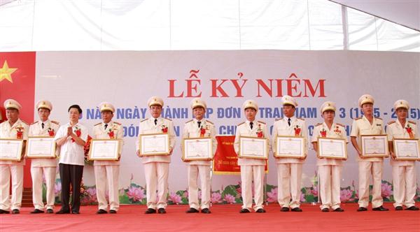 Trao tặng Bằng khen của UBND tỉnh Nghệ An cho 2 tập thể và 12 cá nhân đang công tác tại Trại giam số 3