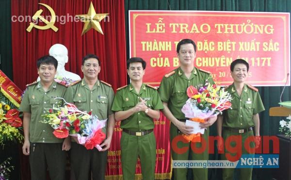 Đồng chí Trung tá Nguyễn Đức Hải, Phó Giám đốc Công an tỉnh                                                 trao thưởng cho Ban chuyên án 117T