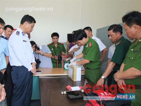 Lực lượng chức năng lấy mẫu giám định