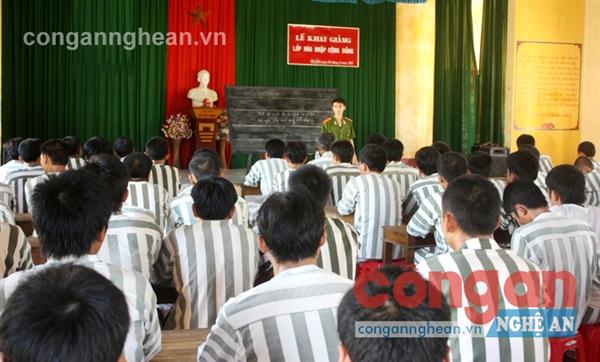 Lớp học tái hòa nhập cộng đồng trang bị kiến thức cơ bản                                       cho phạm nhân trước ngày đặc xá