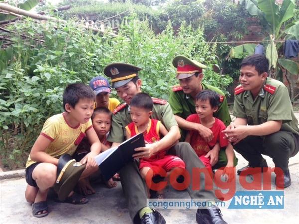 CBCS Công an huyện Lộc Hà luôn gần dân, bám cơ sở      để hoàn thành tốt nhiệm vụ