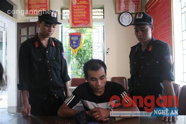 Đối tượng Lê Văn Thành và tang vật tại cơ quan Công an