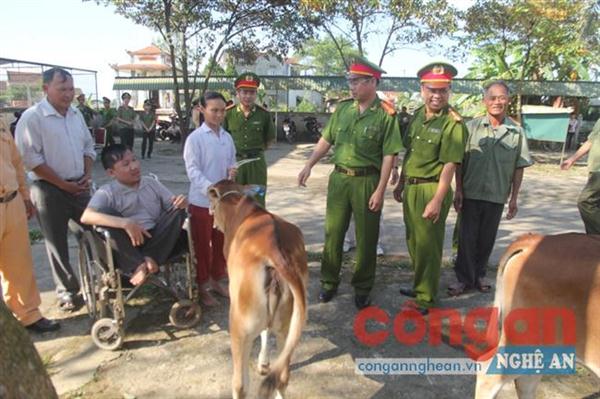 Công an huyện Nam Đàn trao bò hỗ trợ cho các hộ nghèo                     có hoàn cảnh khó khăn để phát triển kinh tế, góp phần xây dựng NTM