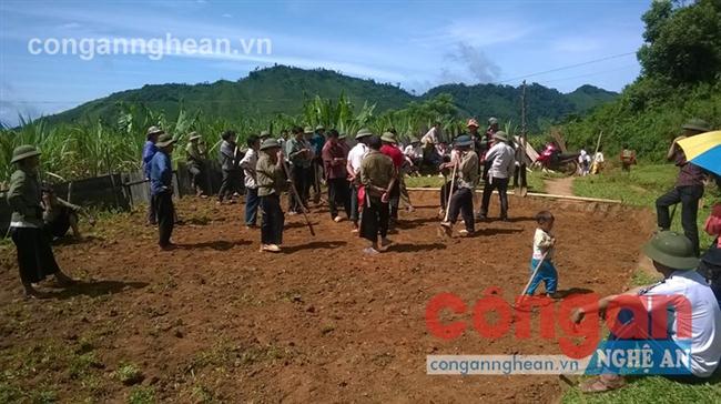 Người dân san nền đất,   sửa sang trường lớp     chuẩn bị cho năm học mới