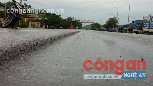 Quyết định 2920 sẽ “trói chặt” trách nhiệm của nhà thầu thi công trong thời gian tới (Ảnh chụp tình trạng hằn lún do bánh xe                   tại tuyến đường tránh TP Vinh)