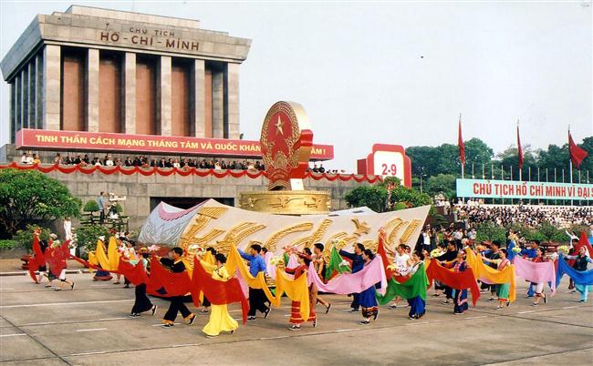 Đồng bào các dân tộc rước Quốc huy qua Lăng Bác trong lễ diễu binh, diễu hành kỷ niệm Cách mạng tháng Tám và Quốc khánh 2/9