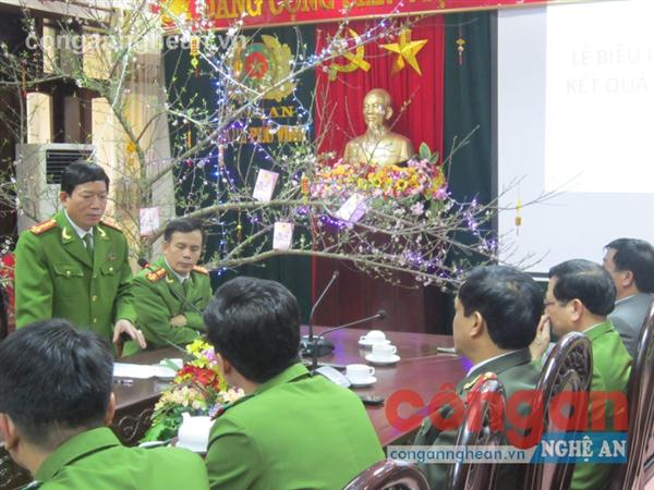 Đại tá Mai Chiến Thắng báo cáo lãnh đạo Công an tỉnh quá trình phá chuyên án                                     mua bán trái phép 32 bánh cần sa trong ngày giáp Tết Nguyên đán 2015