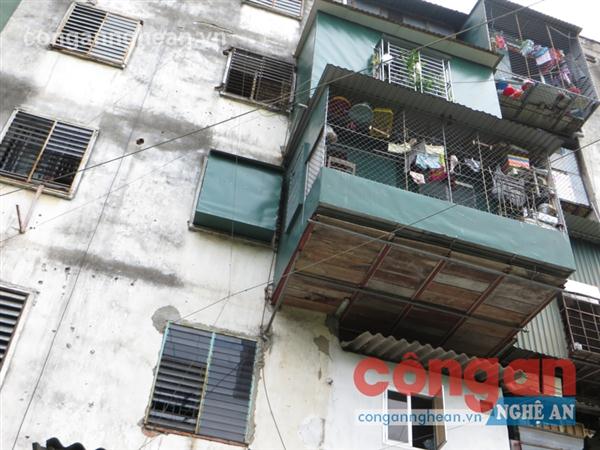Tại nhiều căn hộ, người dân tự ý cơi nới                                    phần diện tích vươn ra hơn 2 m so với tường nhà