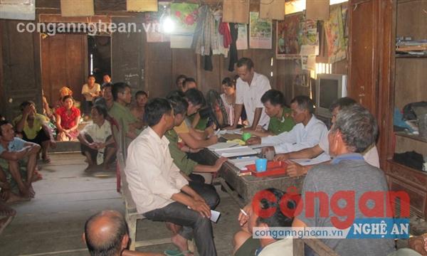 Công an huyện Kỳ Sơn tuyên truyền pháp luật cho đồng bào dân tộc thiểu số xã Bắc Lý