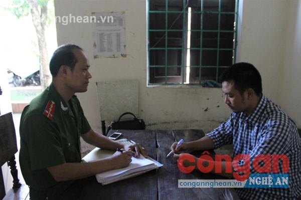 Cán bộ Công an TP Vinh lấy lời khai                                                  của một đối tượng phạm tội