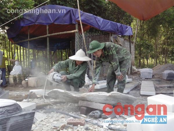 Anh Đậu Văn Lệ (bên phải) chia sẻ kinh nghiệm của mình cho công nhân 