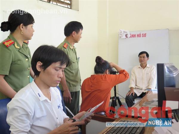 CBCS Phòng Quản lý xuất nhập cảnh hướng dẫn người dân                              chụp ảnh làm hộ chiếu