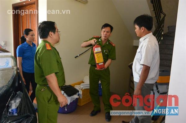 Hướng dẫn đội PCCC cơ sở khách sạn Thượng Hải                   cách sử dụng, bảo dưỡng trang thiết bị PCCC