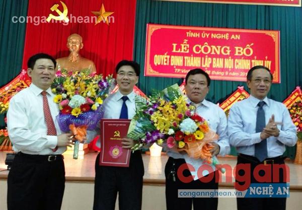 Đồng chí Hồ Đức Phớc, Bí thư Tỉnh ủy và đồng chí Trần Hồng Châu Phó Bí thư Thường trực Tỉnh ủy, Chủ tịch HĐND tỉnh trao quyết định điều động, bổ nhiệm lãnh đạo Ban                     Nội chính                  Tỉnh ủy