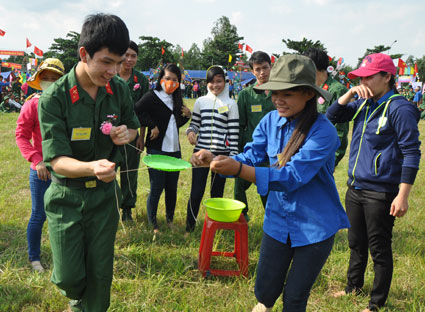 Sôi nổi với các trò chơi vận động tại Hội trại tòng quân của huyện Châu Đức. Ảnh: TRÚC GIANG