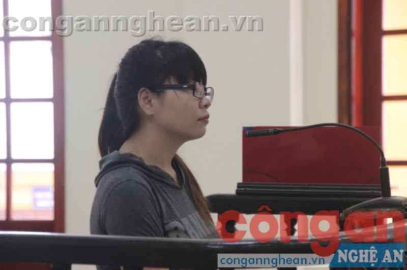 Vì nghe theo người tình mà Hương đã sa vào con đường tội lỗi
