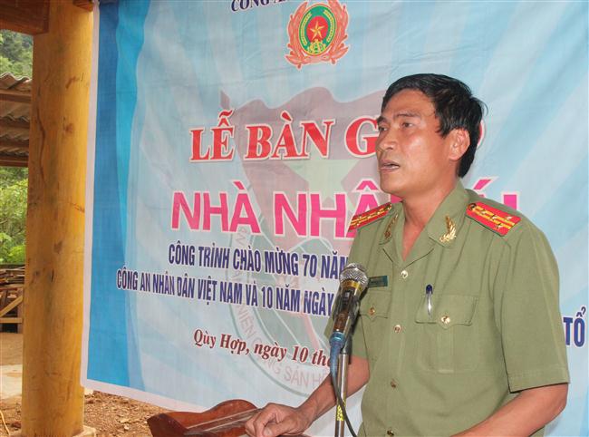 Đồng chí Đại tá Phân Đình Sửu, Trưởng phòng An ninh xã hội phát biểu tại buổi lễ