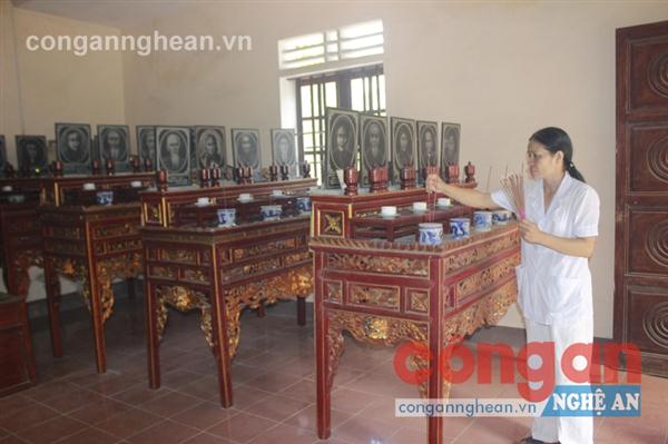 Cán bộ Trung tâm công tác xã hội tỉnh thắp hương, tưởng vọng tại ngôi nhà thờ chung 34 cán bộ                lão thành cách mạng