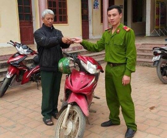 Công an phường Hòa Hiếu trao trả xe cho bị hại