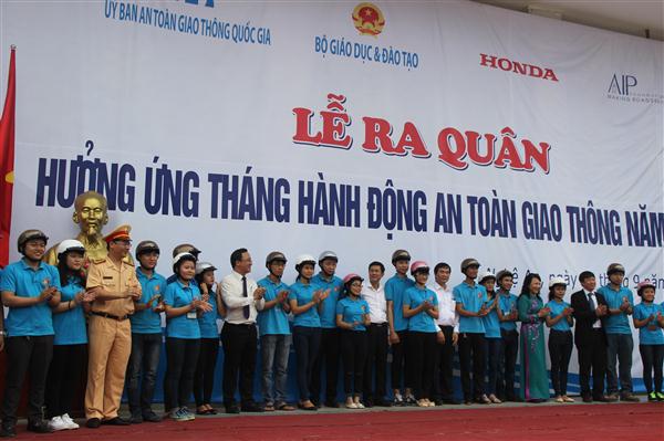 Trao mũ bảo hiểm cho các em học sinh, sinh viên