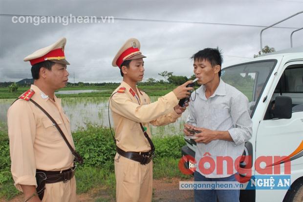 Lực lượng CSGT kiểm tra nồng độ cồn của lái xe