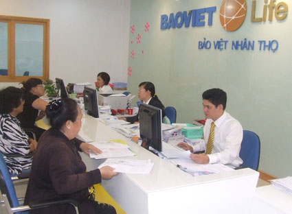  Khách hàng thực hiện ký kết hợp đồng bảo hiểm tại Công ty Bảo Việt Nhân thọ BR-VT.