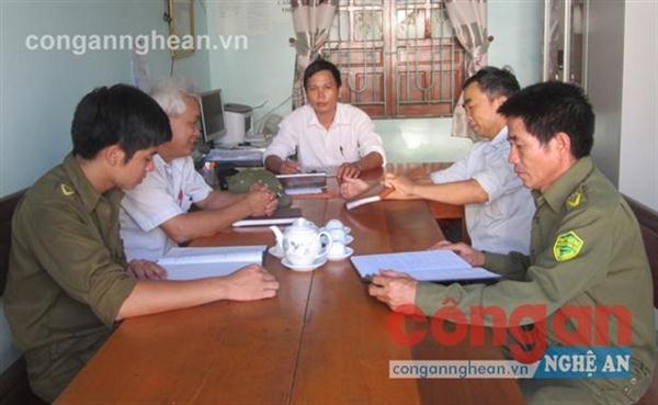 Hội CCB cùng với lực lượng Công an xã đang họp bàn,          triển khai công tác tuần tra