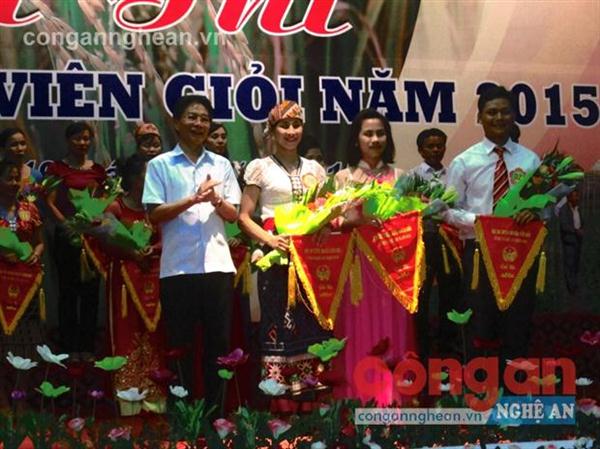 Hồng Anh (thứ hai từ trái sang) nhận giải Nhì                                Hội thi tuyên truyền viên nông dân giỏi năm 2015