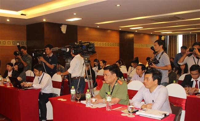 Tại cuộc họp báo