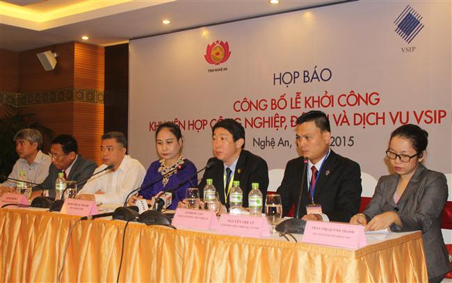 Ông Anthony Tân trả lời các câu hỏi của phóng viên, nhà báo
