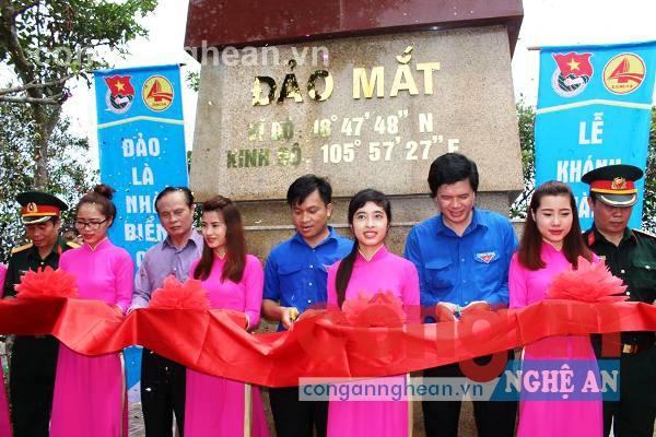 Các đại biểu tham dự lễ cắt băng khánh thành 