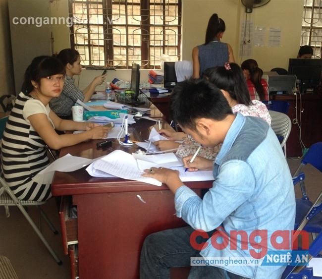 Người lao động đến làm hồ sơ BHTN tại                                Trung tâm dịch vụ việc làm tỉnh