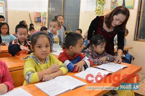 Đầu năm học mới, phụ huynh học sinh phải đối mặt với khó khăn                     khi các khoản thu tăng lên