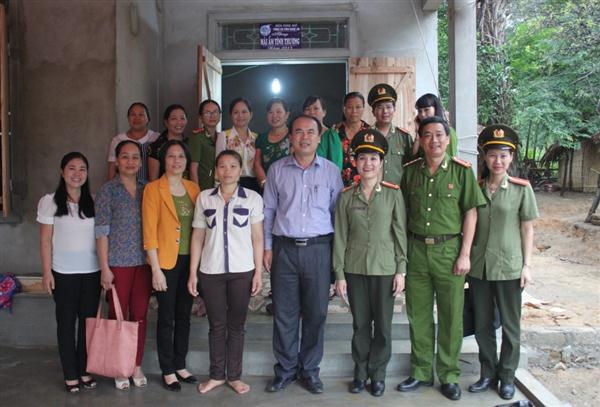Chụp ảnh lưu niệm trước ngôi nhà mới của chị Luân