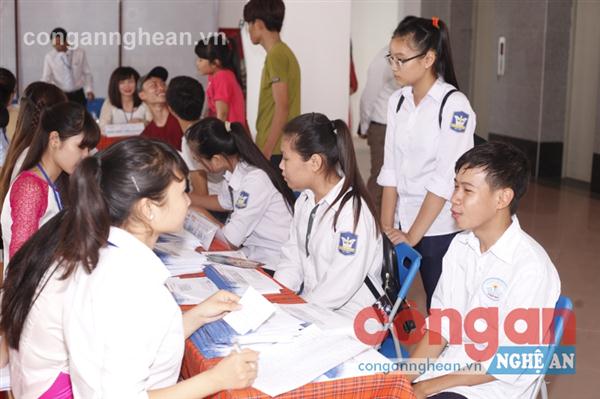 Học sinh phân vân lựa chọn trước những lời quảng bá                                            của các trường đại học (Ảnh minh họa)