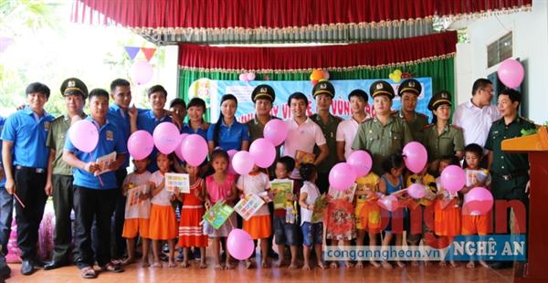 Thượng tá Hoàng Ngọc Hiếu, Phó Trưởng phòng                         Bảo vệ Chính trị cùng đại diện đoàn từ thiện                                       trao quà cho các em học sinh