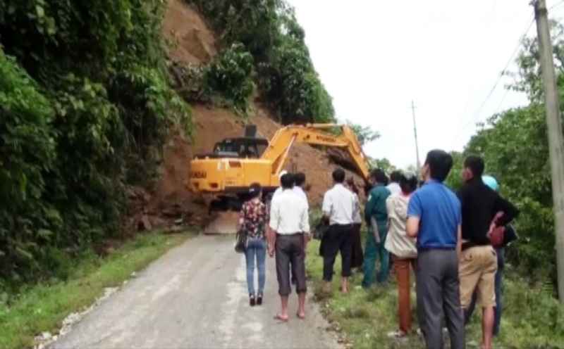 Mưa lũ khiến một số tuyến đường ở vùng miền núi bị sạt lở.