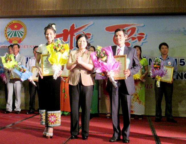 Ban tổ chức trao giải Nhất cho các thí sinh