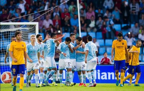 Barca (vàng) thua không tưởng trên sân khách