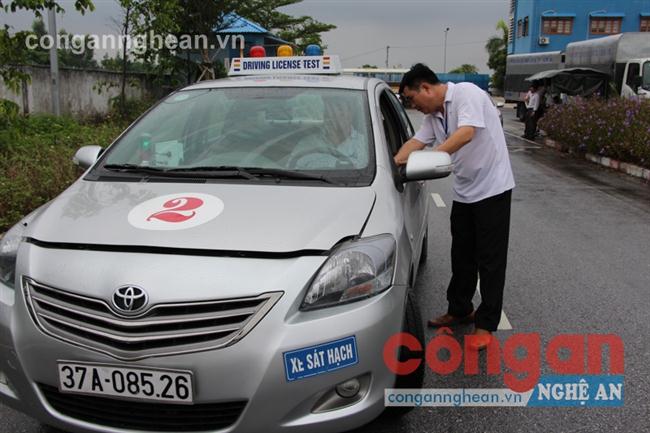 Giáo viên dạy thực hành hướng dẫn học viên các thao tác                      vận hành xe ôtô tại Trung tâm Đào tạo và sát hạch lái xe số 1